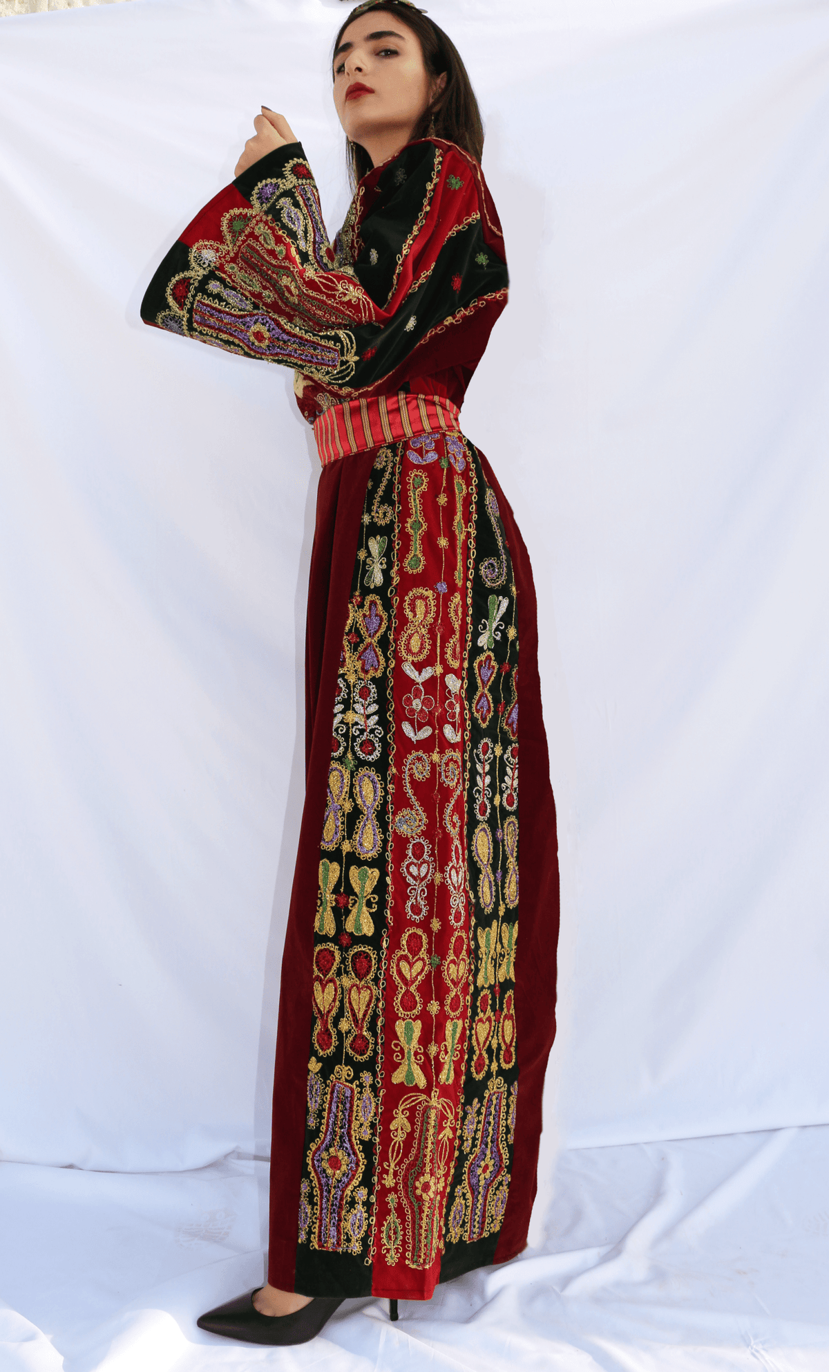 Malaka - Hand Embroidered Tahreera Palestinian Dress Thobe - Deerah