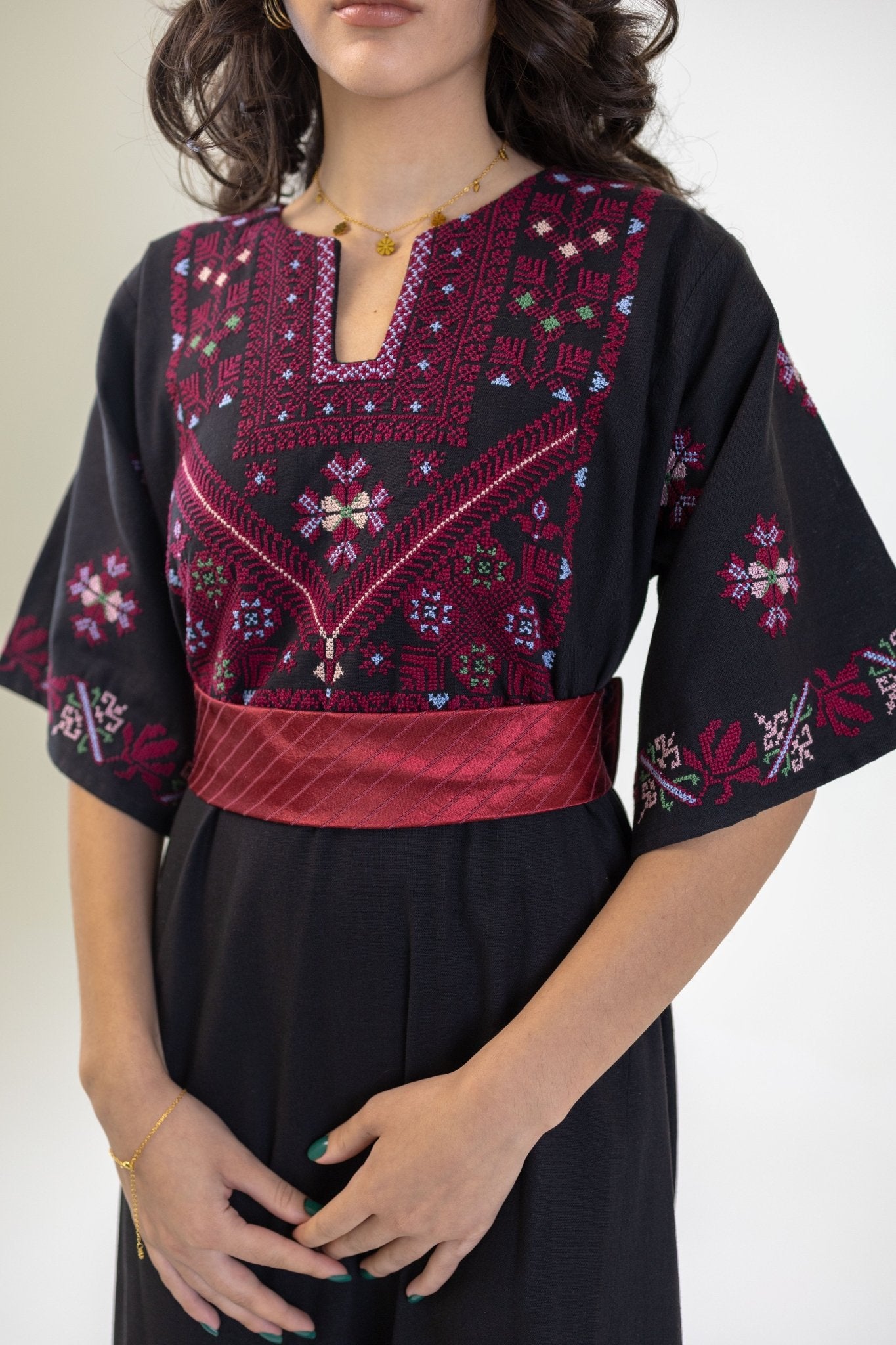 The Iman ايمان - Hand Embroidered Linen Palestinian Thobe - Deerah